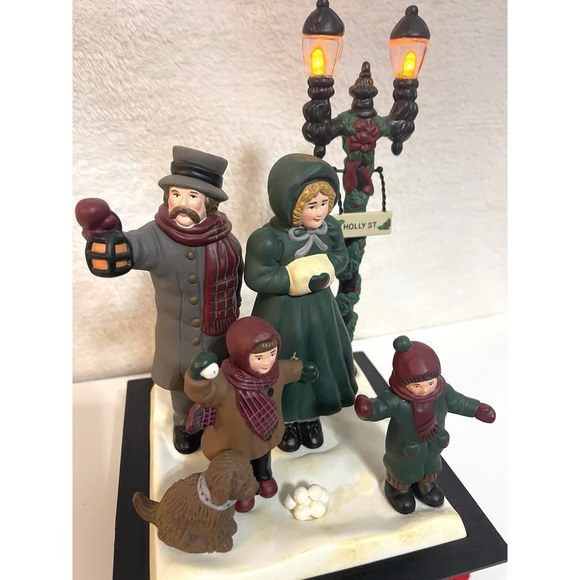 VINTAGE Holiday Creations Dickens Family Carolers Scene 1993 MUSIC & LIGHTS WORK - Picture 3 of 9